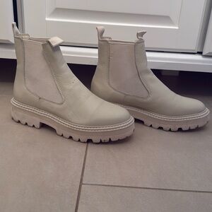Dolce vita off white boots